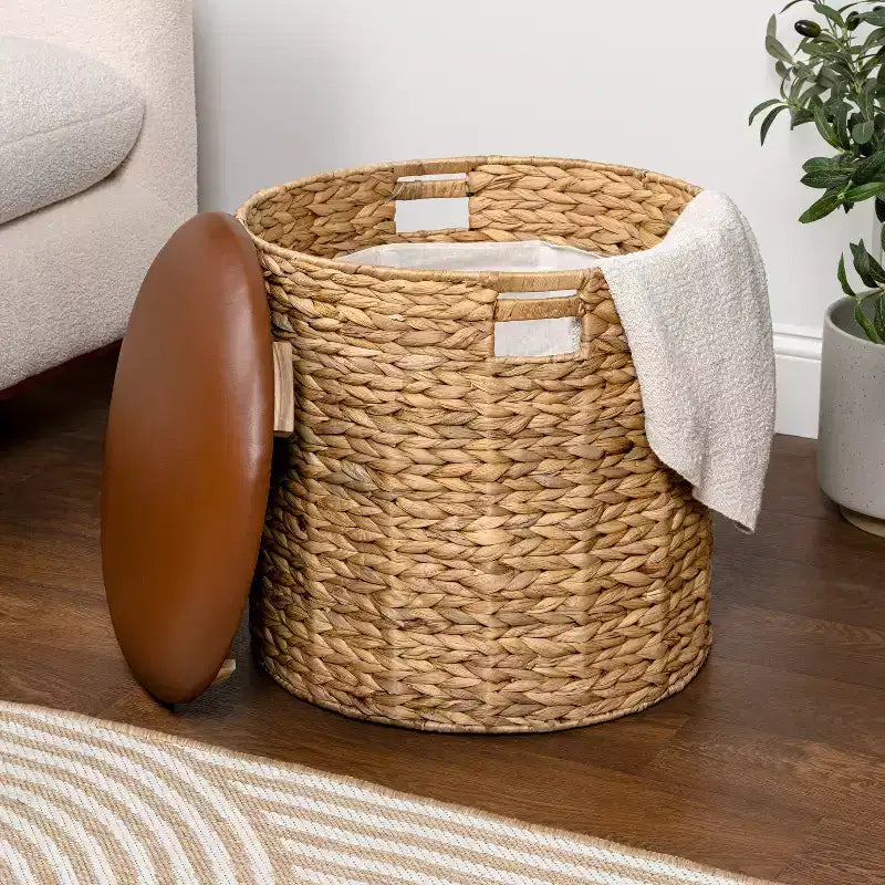 Poggiapiedi contenitore rotondo in giacinto intrecciato a mano, naturale/nero, con coperchio in similpelle, 45 cm, 1 posto