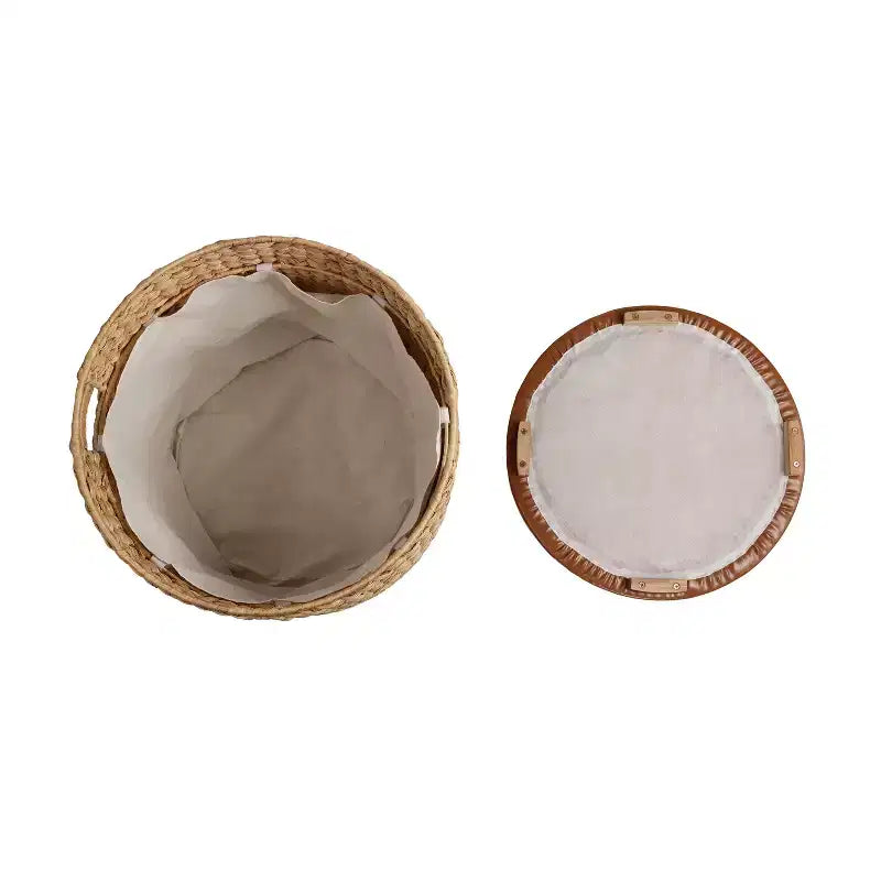 Poggiapiedi contenitore rotondo in giacinto intrecciato a mano, naturale/nero, con coperchio in similpelle, 45 cm, 1 posto