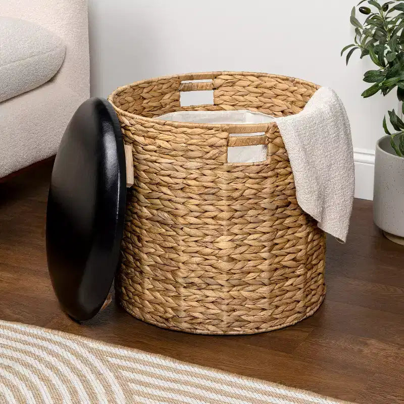 Poggiapiedi contenitore rotondo in giacinto intrecciato a mano, naturale/nero, con coperchio in similpelle, 45 cm, 1 posto
