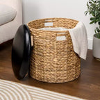 Poggiapiedi contenitore rotondo in giacinto intrecciato a mano, naturale/nero, con coperchio in similpelle, 45 cm, 1 posto