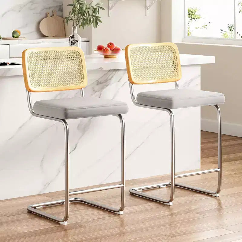 Sgabelli da bar in velluto grigio chiaro con schienale in rattan, senza braccioli, altezza bancone 26", set da 2