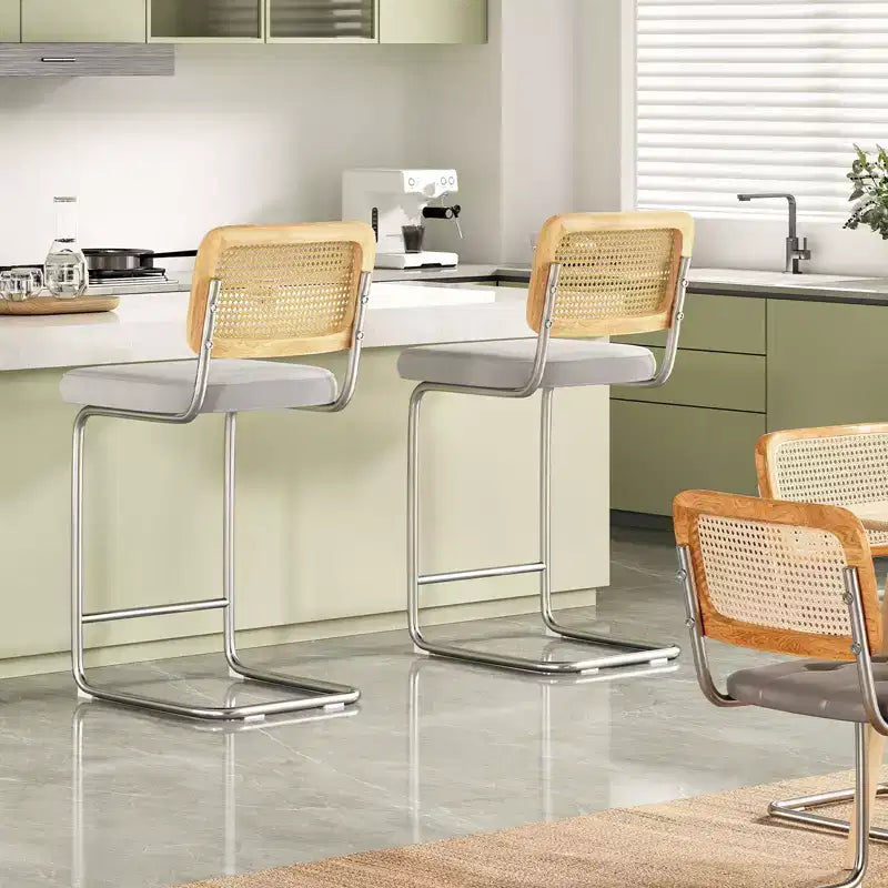 Sgabelli da bar in velluto grigio chiaro con schienale in rattan, senza braccioli, altezza bancone 26", set da 2