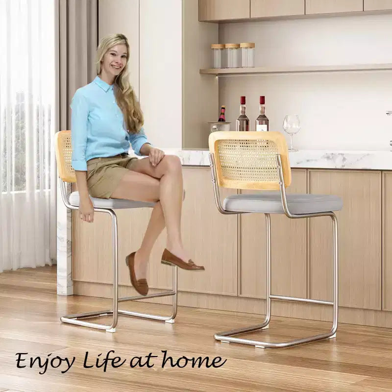 Sgabelli da bar in velluto grigio chiaro con schienale in rattan, senza braccioli, altezza bancone 26", set da 2